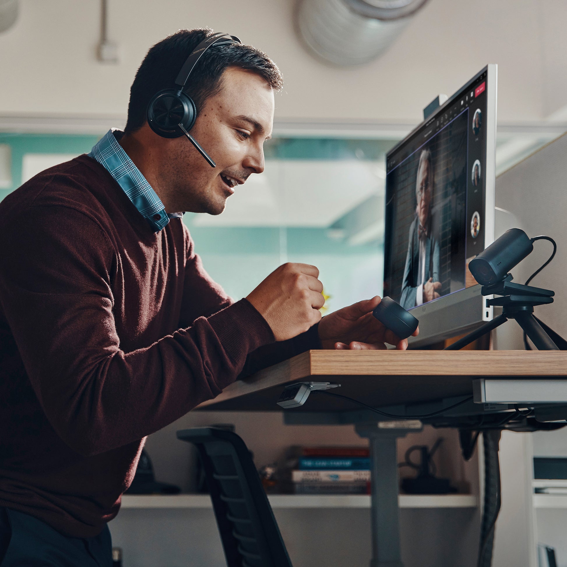 Poly Voyager Focus 2 – Headset – USB‑C, mit USB‑A Adapter