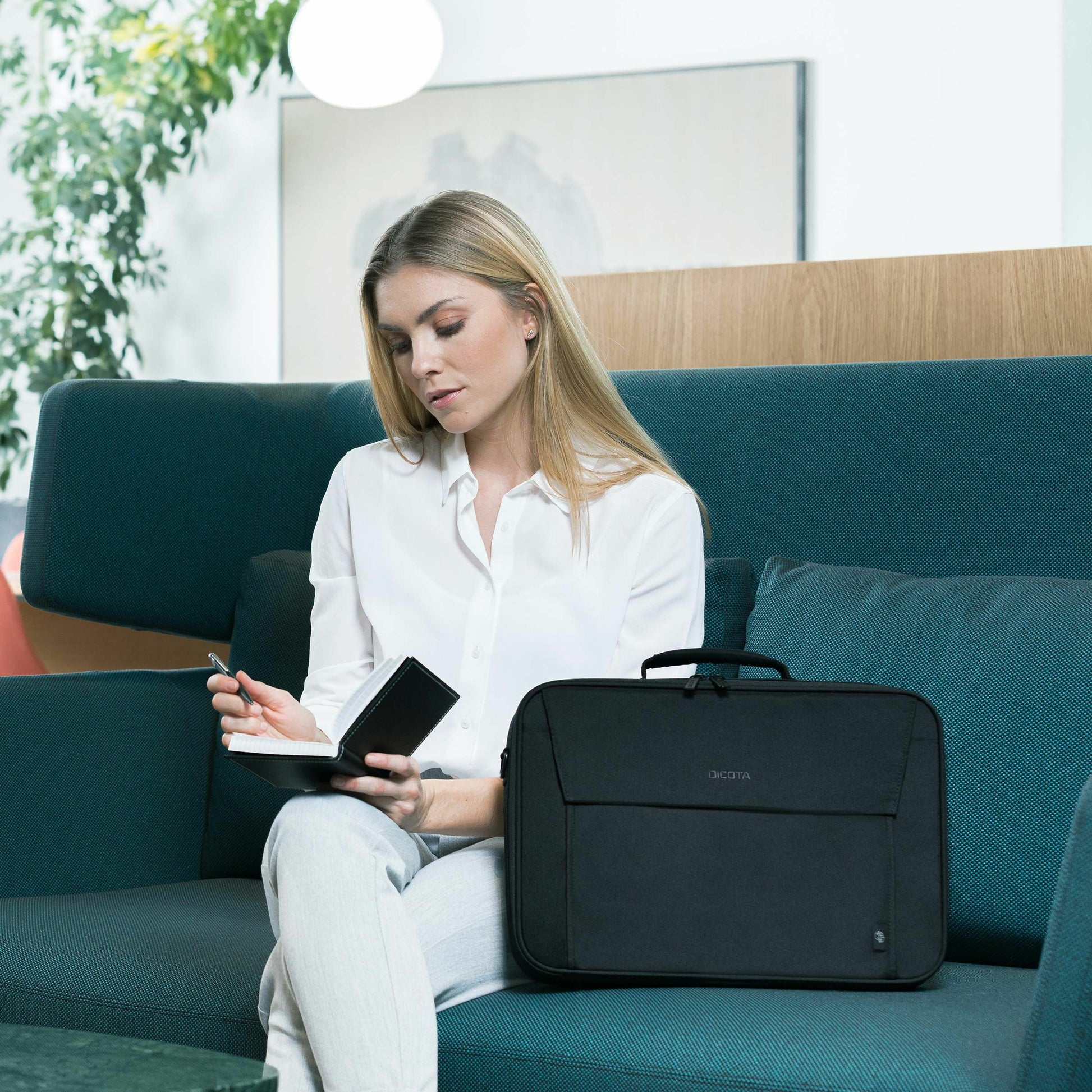DICOTA Eco Multi BASE Notebook-Tasche bis 15,6" – Aus recyceltem PET, abnehmbarer Schultergurt – Schwarz