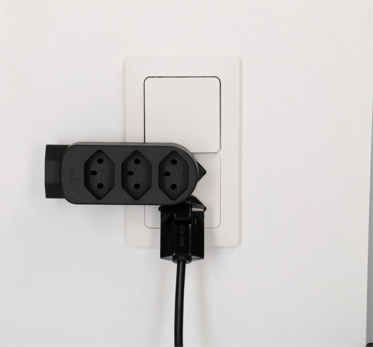 Max Hauri AG Abzweigstecker – Typ 12 zu 2× Typ 13, 230 V, 10 A, 2 Steckplätze, drehbar, Schwarz