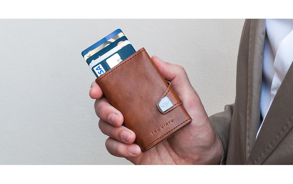 Tru Virtu – Kartenetui – RFID-Schutz, Knopfdruckverschluss, 5 Kartenfächer – 99×67×21 mm – Braun/Silber