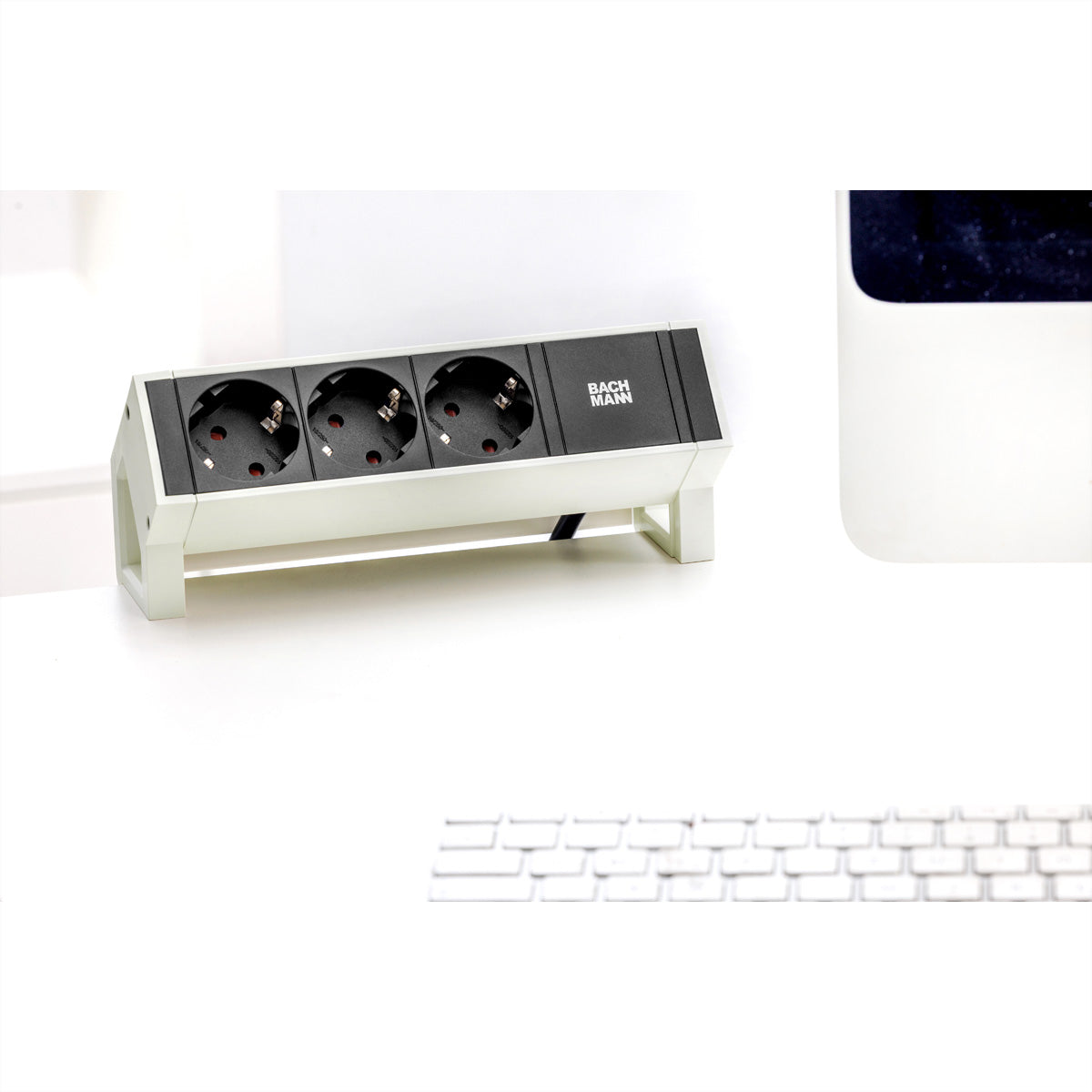 Bachmann DESK2 Aufbau-Anschlussfeld 3× Schutzkontakt (CEE 7/3) – GST18, 0,2 m Kabel – Weiss