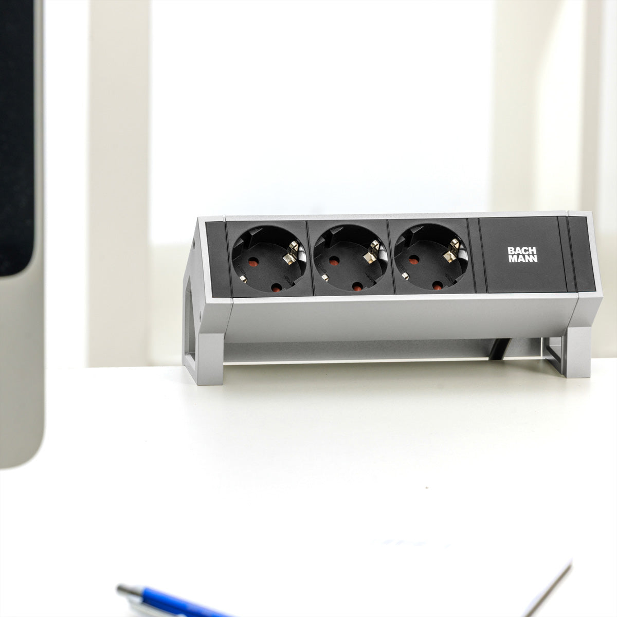 Bachmann DESK2 Steckdosenleiste, 3×T13, 0,2 m, Eingang Wieland GST18, mit Berührungsschutz – Silberfarben