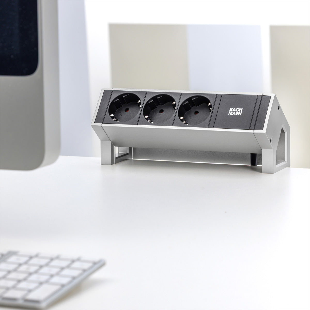 Bachmann DESK2 Steckdosenleiste, 3×T13, 0,2 m, Eingang Wieland GST18, mit Berührungsschutz – Silberfarben
