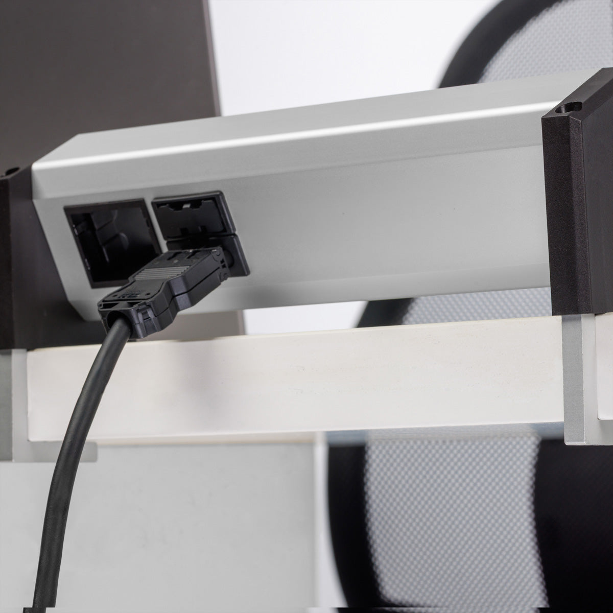Bachmann DESK1 Tischsteckdosenleiste – 3×T13 – schwarz/silber