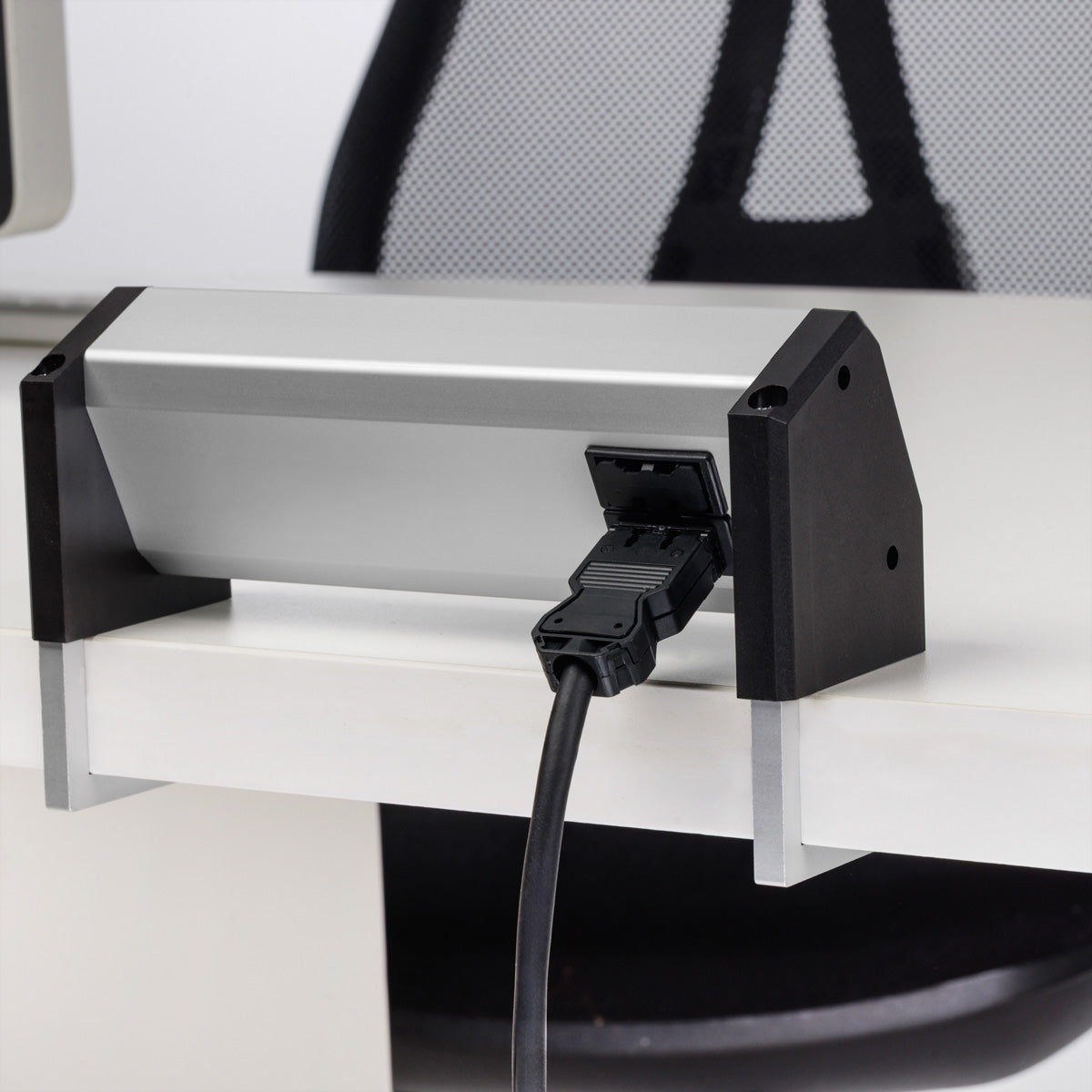 Bachmann DESK1 Steckdosenleiste 3600 W – Schutzkontakt×3 (CEE 7/3, Typ F), GST18-Buchse – Tischmontage – schwarz