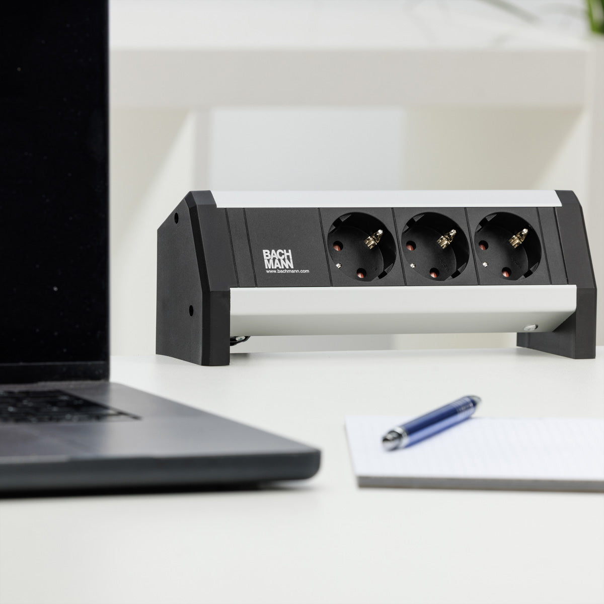 Bachmann DESK1 Steckdosenleiste 3600 W – Schutzkontakt×3 (CEE 7/3, Typ F), GST18-Buchse – Tischmontage – schwarz