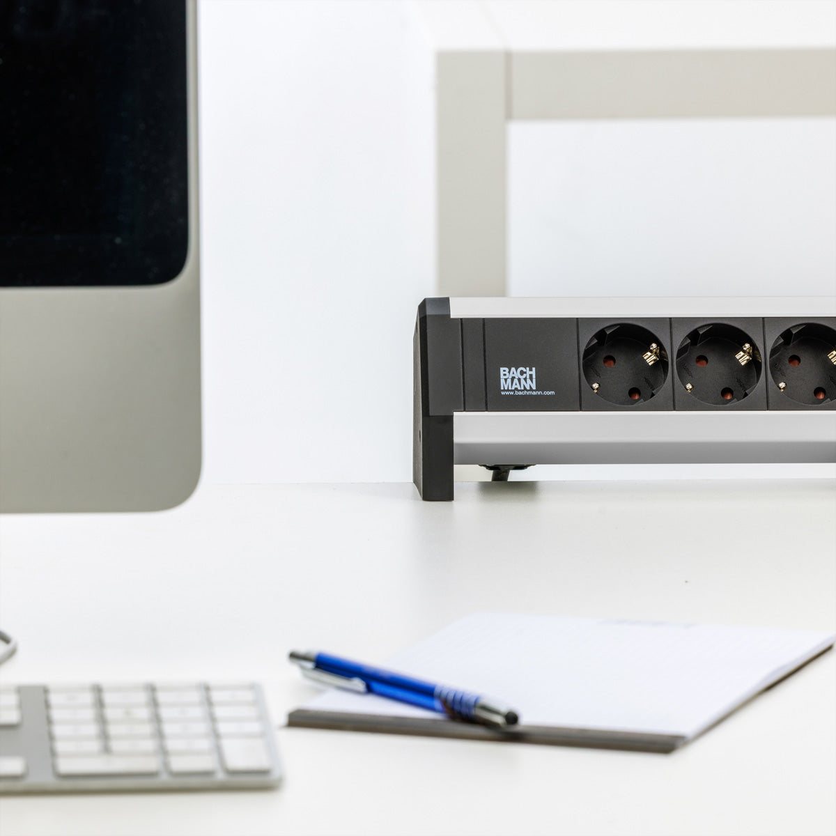 Bachmann DESK1 Steckdosenleiste 3600 W – Schutzkontakt×3 (CEE 7/3, Typ F), GST18-Buchse – Tischmontage – schwarz