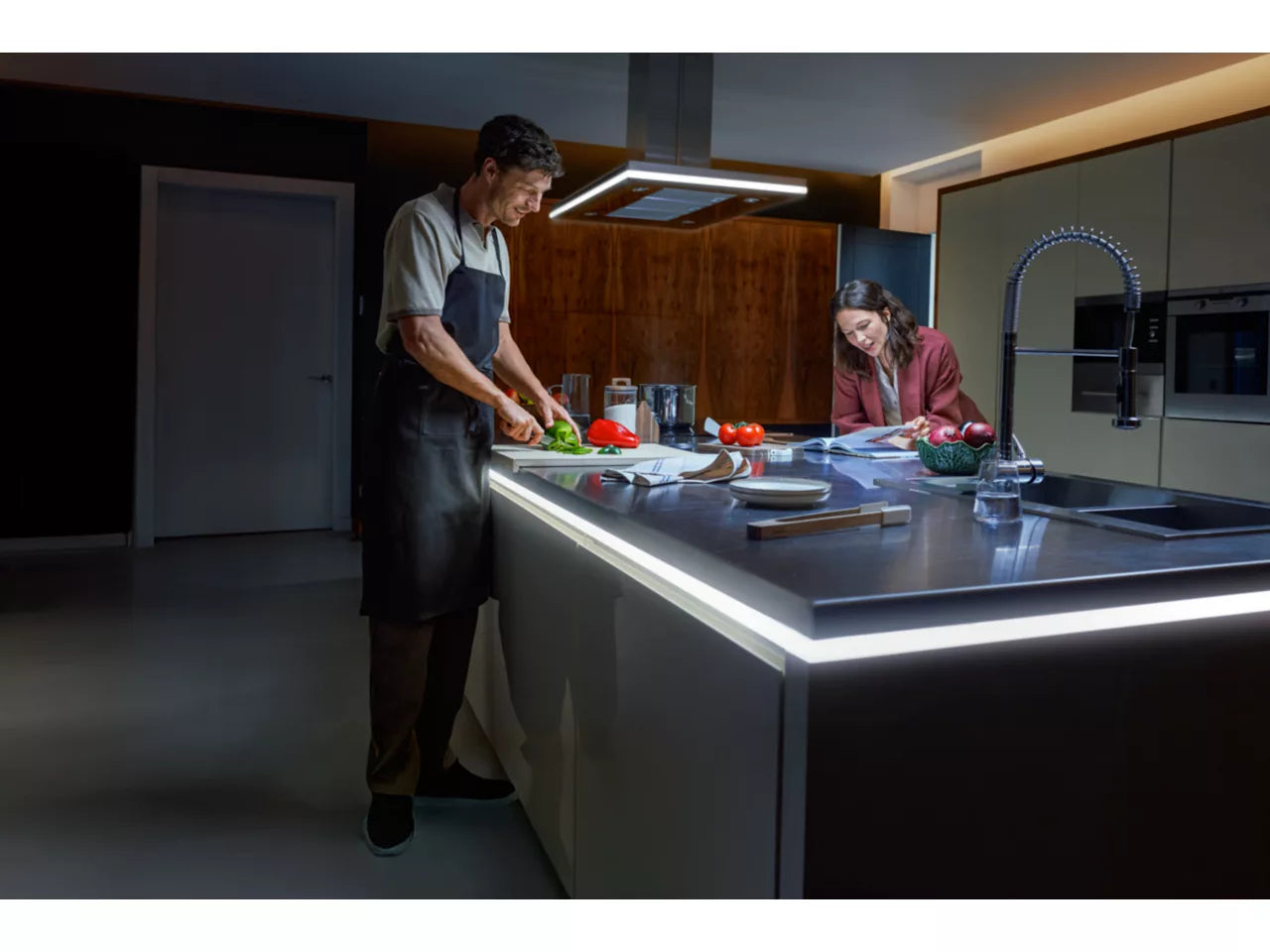 Philips Hue LED-Strip OmniGlow Gradient – 3 m, 2700 lm, 40 W, RGBW, dimmbar, für Philips Hue, mehrfarbig