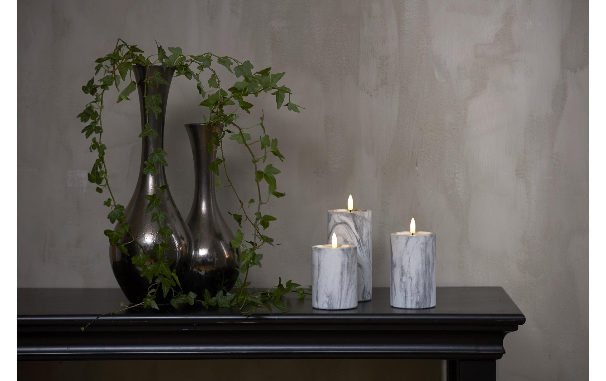 Star Trading LED-Säulenkerze Flame Marble – Ø 7,5 × 17,5 cm, Warmweiss, Grau, Timer 6/18 h, flackernd
