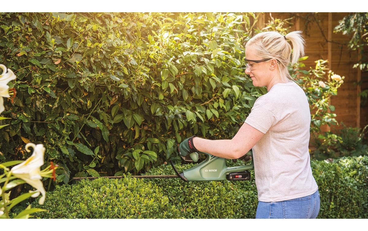 Bosch EasyHedgeCut 18-45 Akku-Heckenschere – 18 V – Schwertlänge 45 cm – Solo – POWER FOR ALL