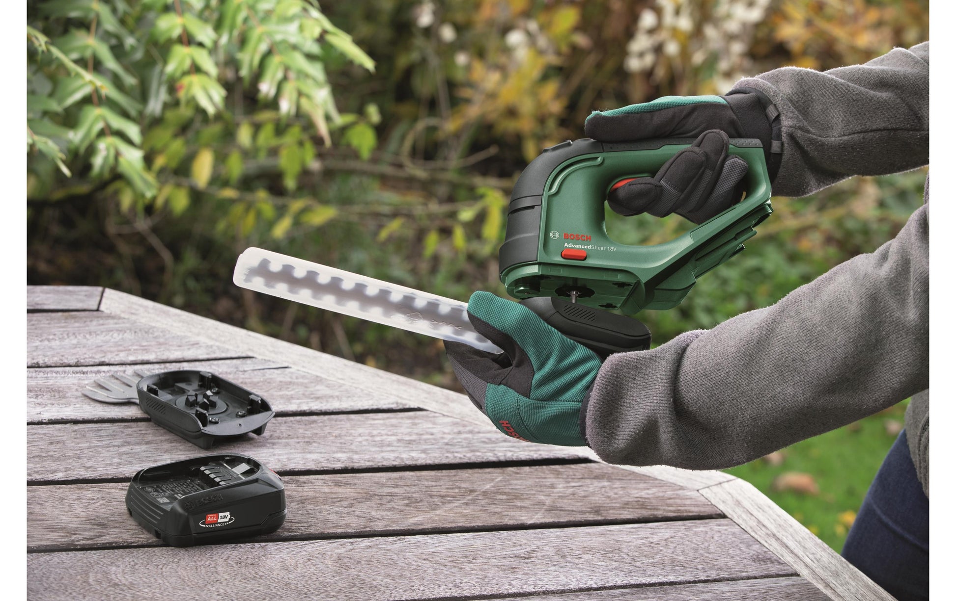 Bosch AdvancedShear 18 Akku-Gras- und Strauchschere – 18 V – 100 mm – 2 Ah, 65 min – Solo