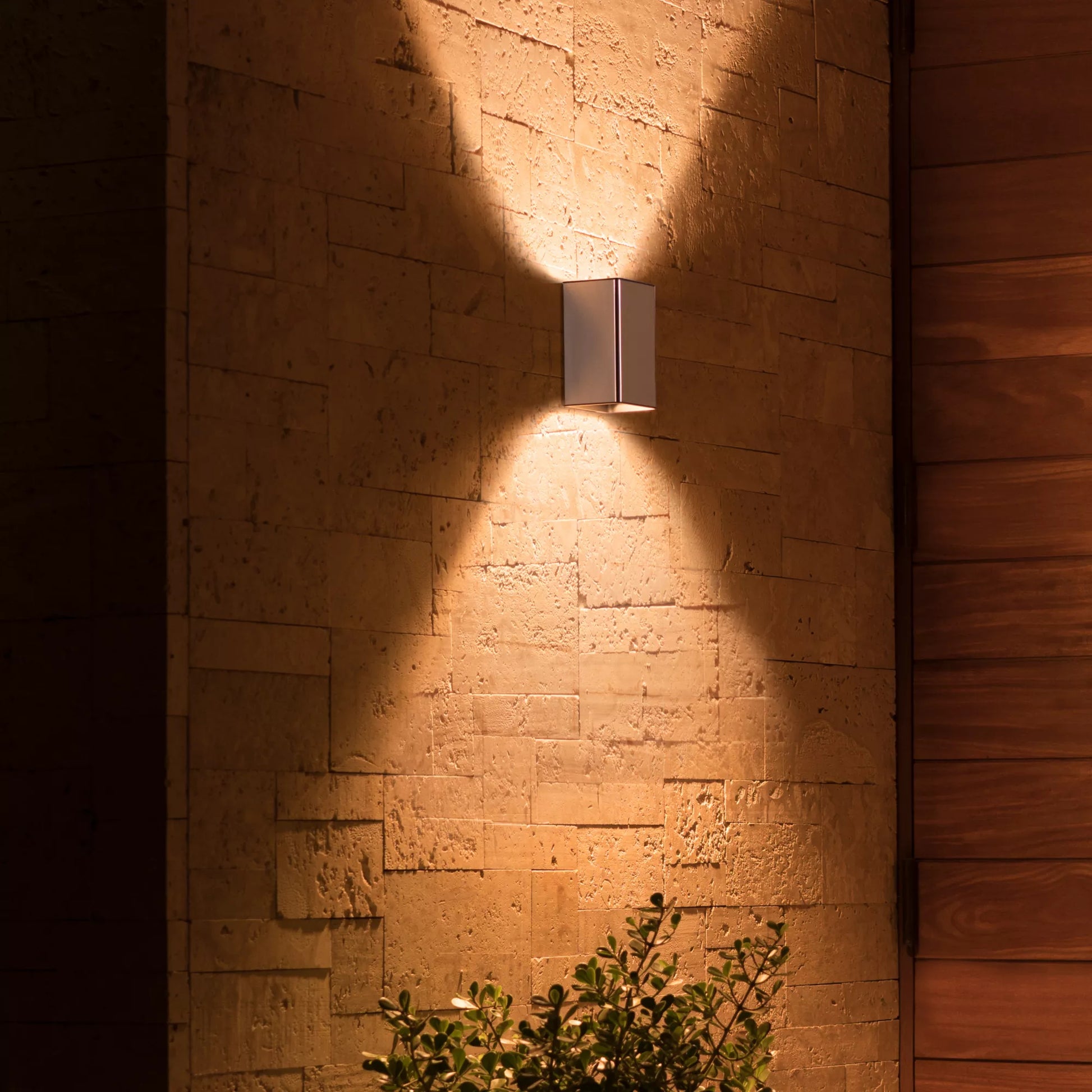Philips by Signify Philips Hue Aussenwandleuchte – IP44 – Netzbetrieb – ZigBee, Bluetooth – dimmbar – Silber – Edelstahl