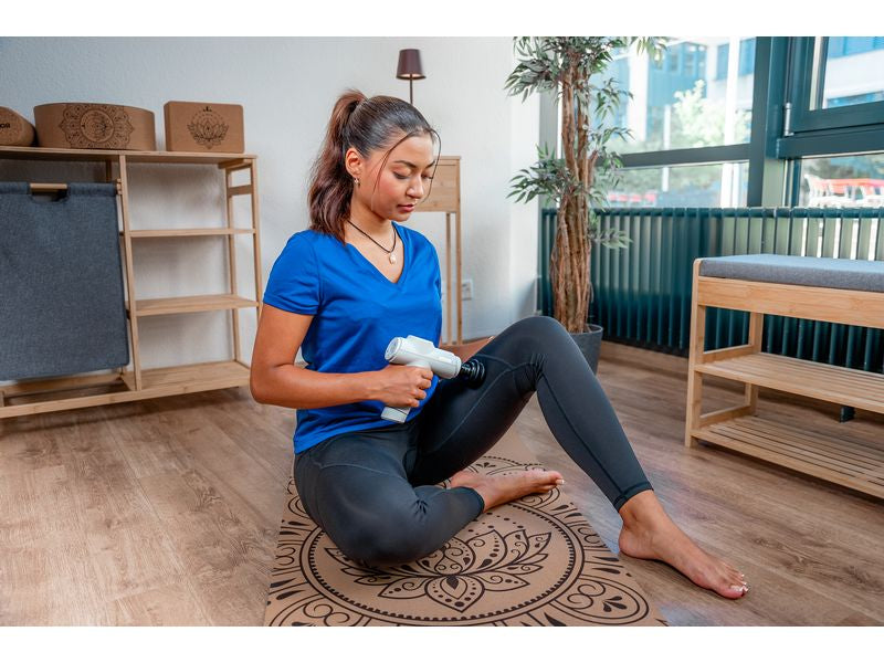 KOOR Massagepistole – Perkussionsmassage, 5 Stufen, mit Wärmefunktion – Weiss, 5 Köpfe – USB, 8 h Laufzeit