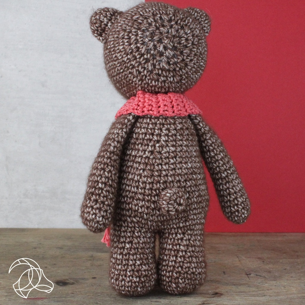 Hardicraft Häkelset Bobbi der Bär – 20 cm, Braun, 4 Stk.