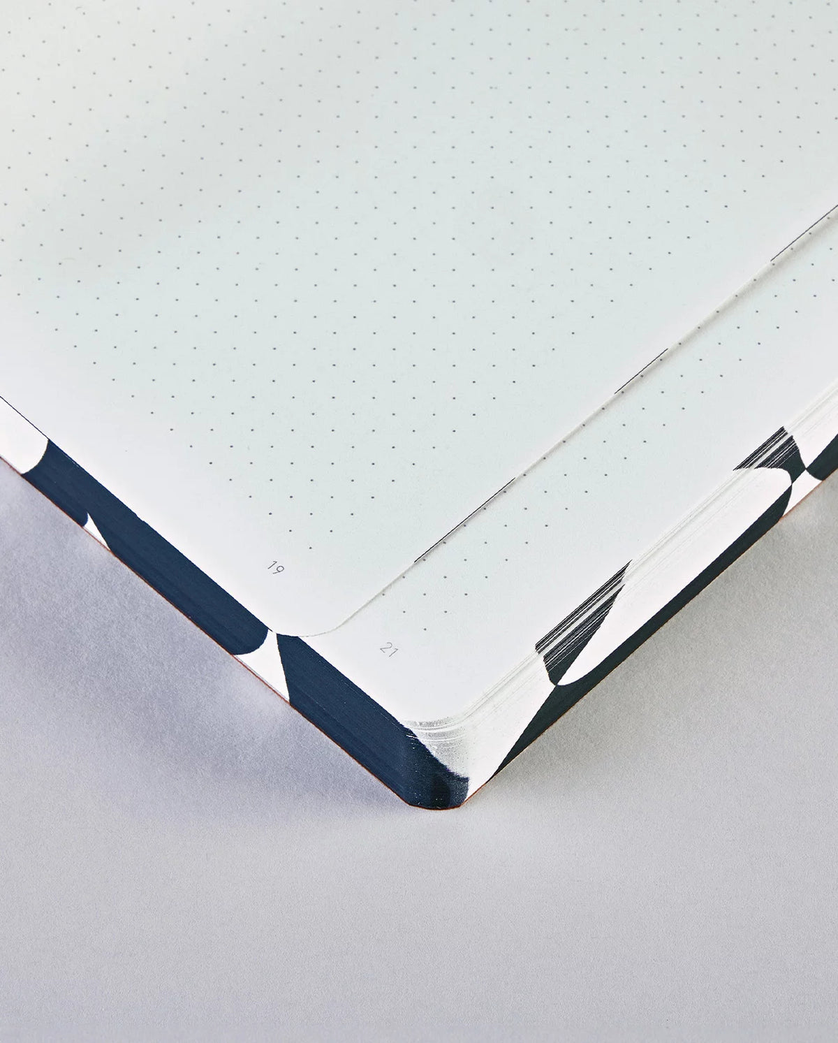 nuuna Notizbuch – 165 × 220 mm – 120 g/m² – Softcover, nummerierte Seiten; recyceltes Leder, schwarz/weiß