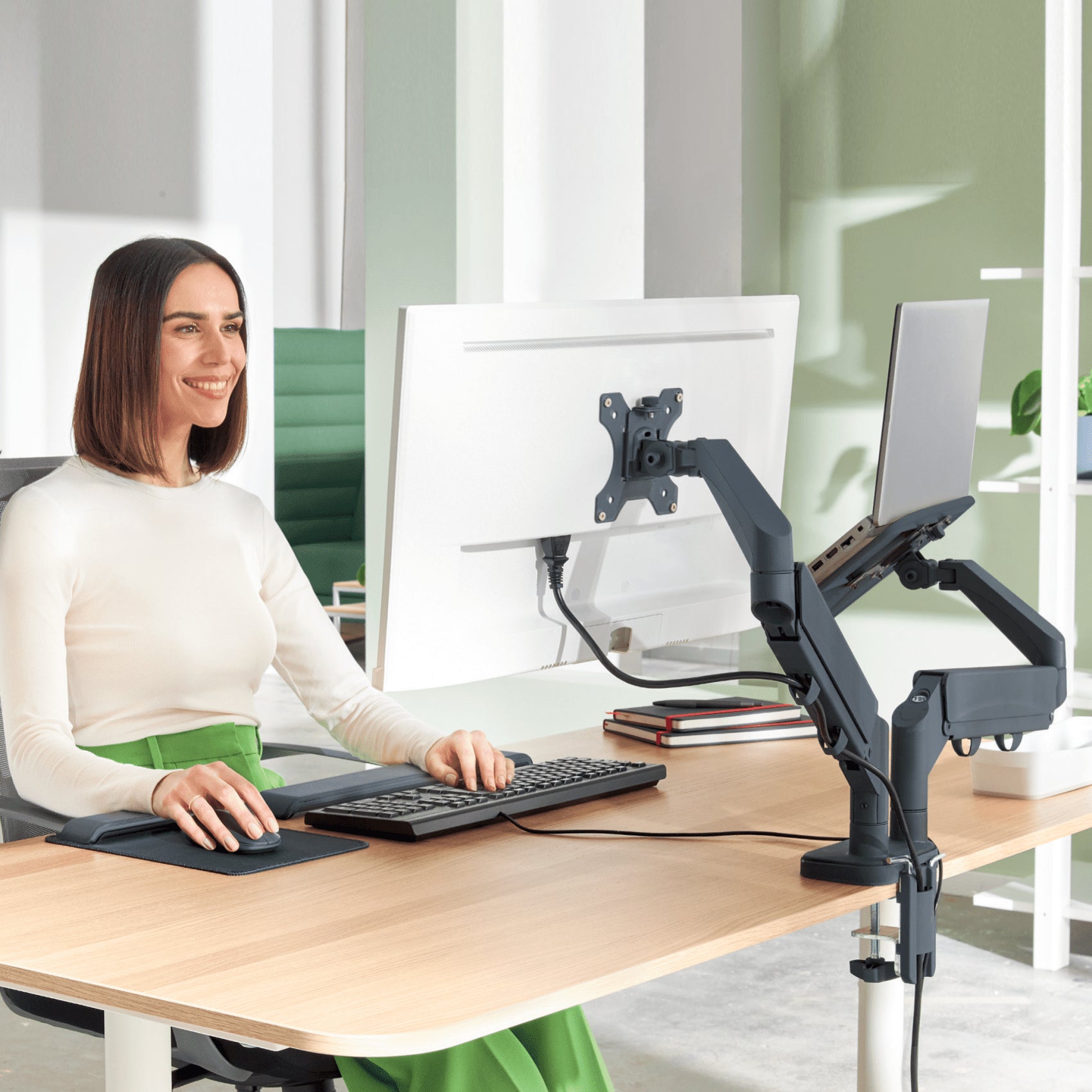 Leitz Ergo 65380089 – Monitorarm, Tischklemme/Tischdurchführung, bis 32", VESA 75 × 75/100 × 100 mm, 9 kg