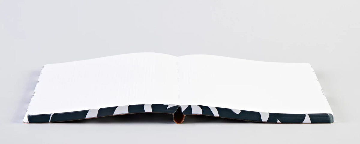 nuuna Notizbuch – 165 × 220 mm – 120 g/m² – Softcover, nummerierte Seiten; recyceltes Leder, schwarz/weiß