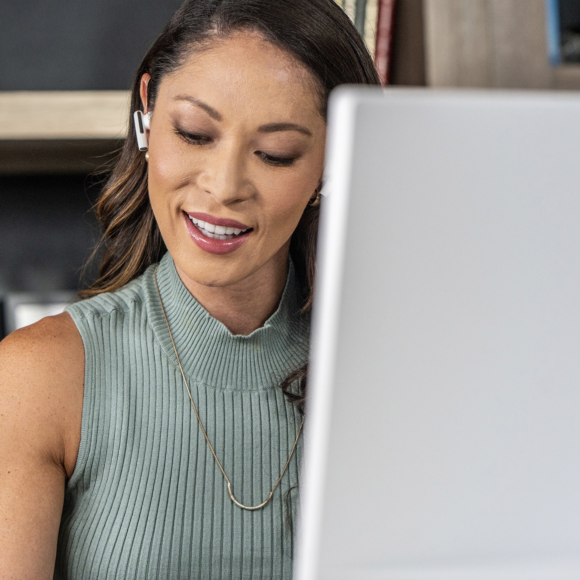 HP Poly Voyager Free 60+ UC TWS In-Ear – Stereo, ANC, mit USB-C-Dongle, Qi-Ladecase, Weiss, BT 5.3