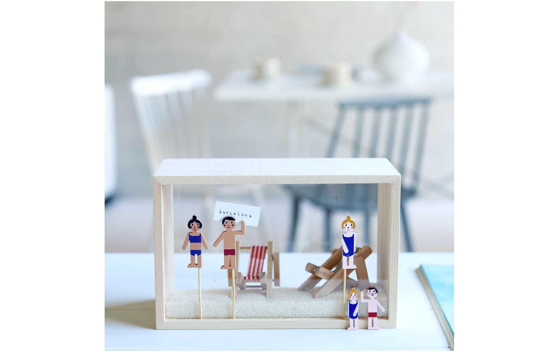 Rico Design Mini Möbel Liegestuhl – 4,5 × 7 cm – Stoff & Holz, mehrfarbig, 1 Stück