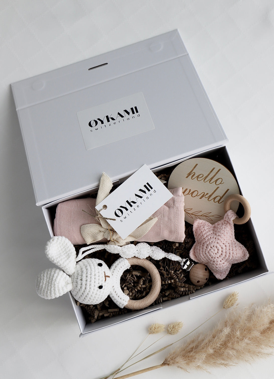 OYKAMI Geschenkbox Baby Estland mit Hase – Rosa/Beige – Baumwolle & Holz – ab 0 M.