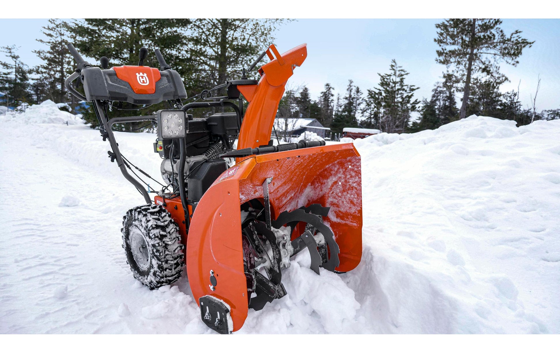Husqvarna Schneefräse ST 224 – Arbeitsbreite 61 cm, Hubraum 212 cm³, Benzintank 2,6 l