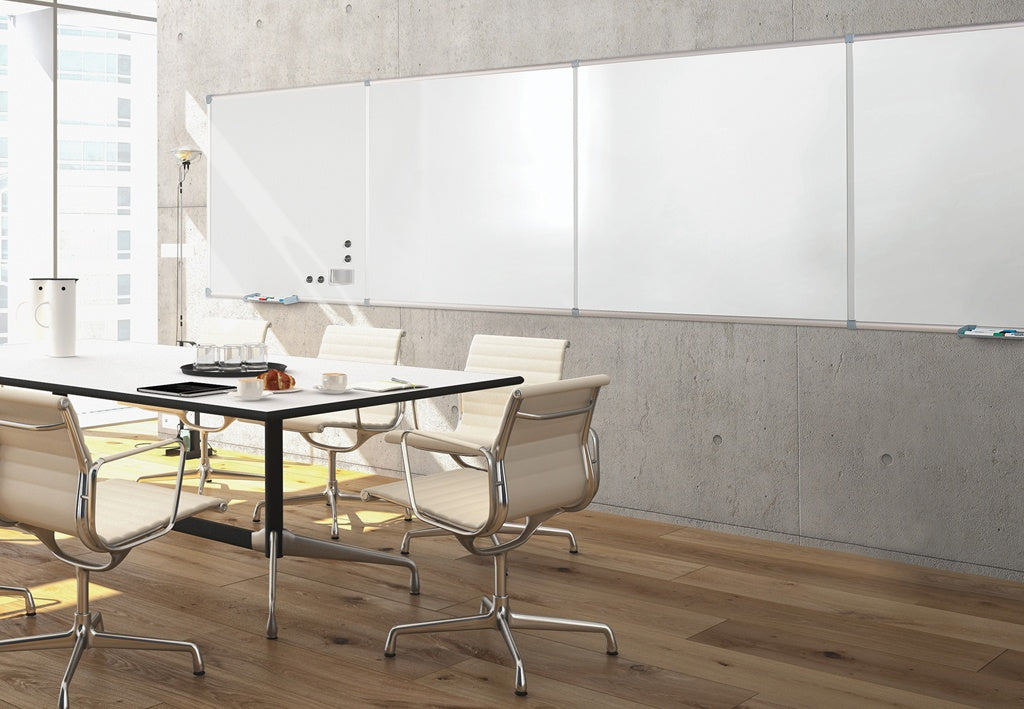 MAUL Whiteboard – 120 × 90 cm, Kunststoff, magnetisch, Aluminiumrahmen, Wandmontage, inkl. 2 Ablageleisten