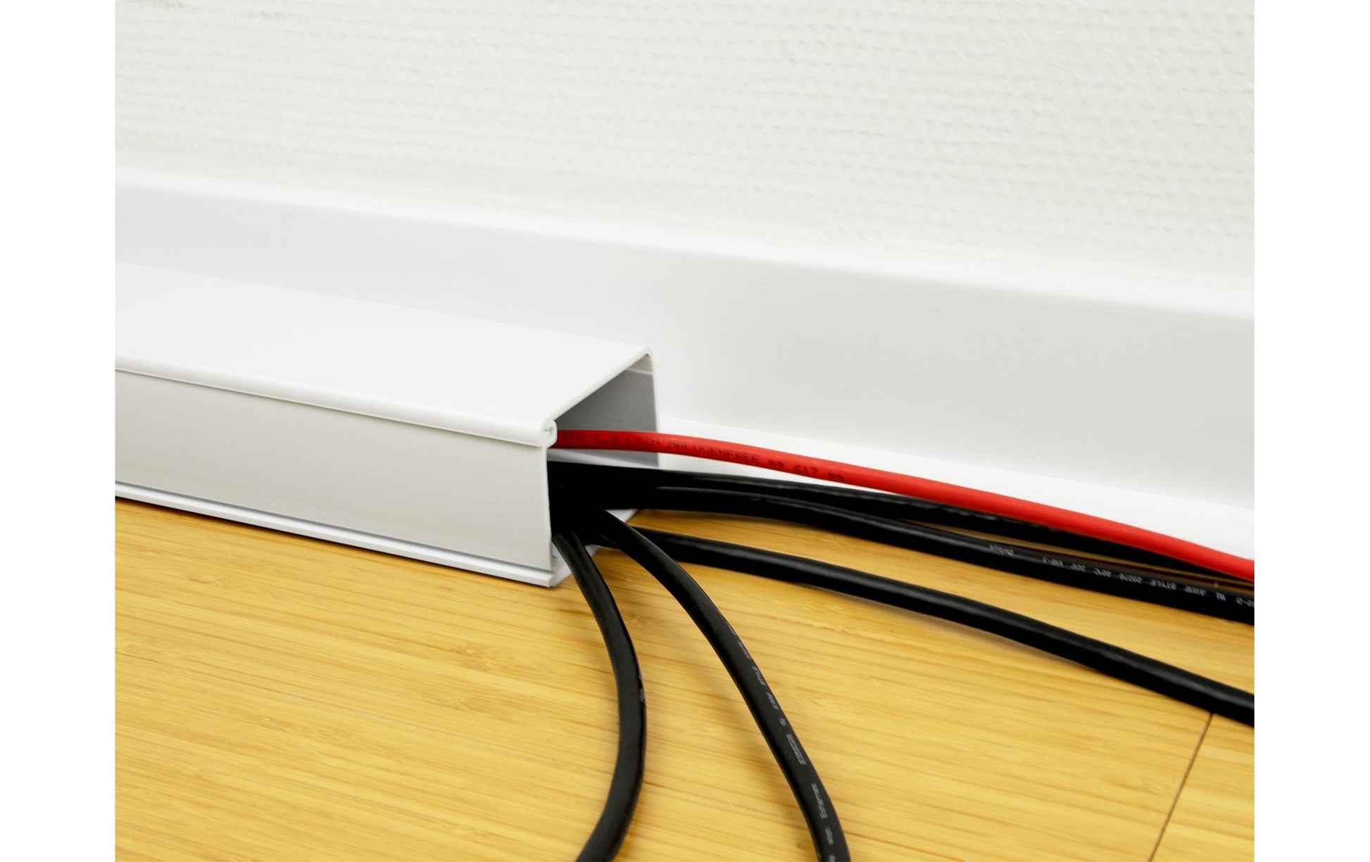 DeLOCK Wandkanal – 26 × 13 mm – 1 m – PVC – Weiss, selbstklebend, 1 Stk.