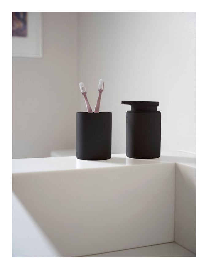 Zone Denmark Karma Zahnbürstenhalter – Ø7,6×10 cm, Steingut, Schwarz