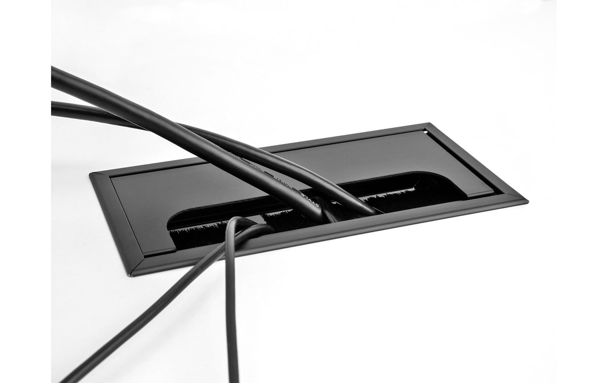 DeLOCK Kabeldurchführung für Tischeinbau mit Bürste, Aluminium, schwarz, 300×80×28 mm