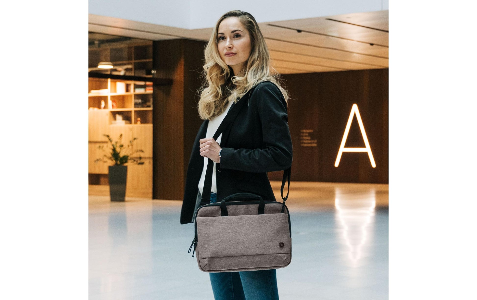 DICOTA Notebook-Tasche bis 15,6" – aus recyceltem PET, mit Schultergurt – Hellgrau