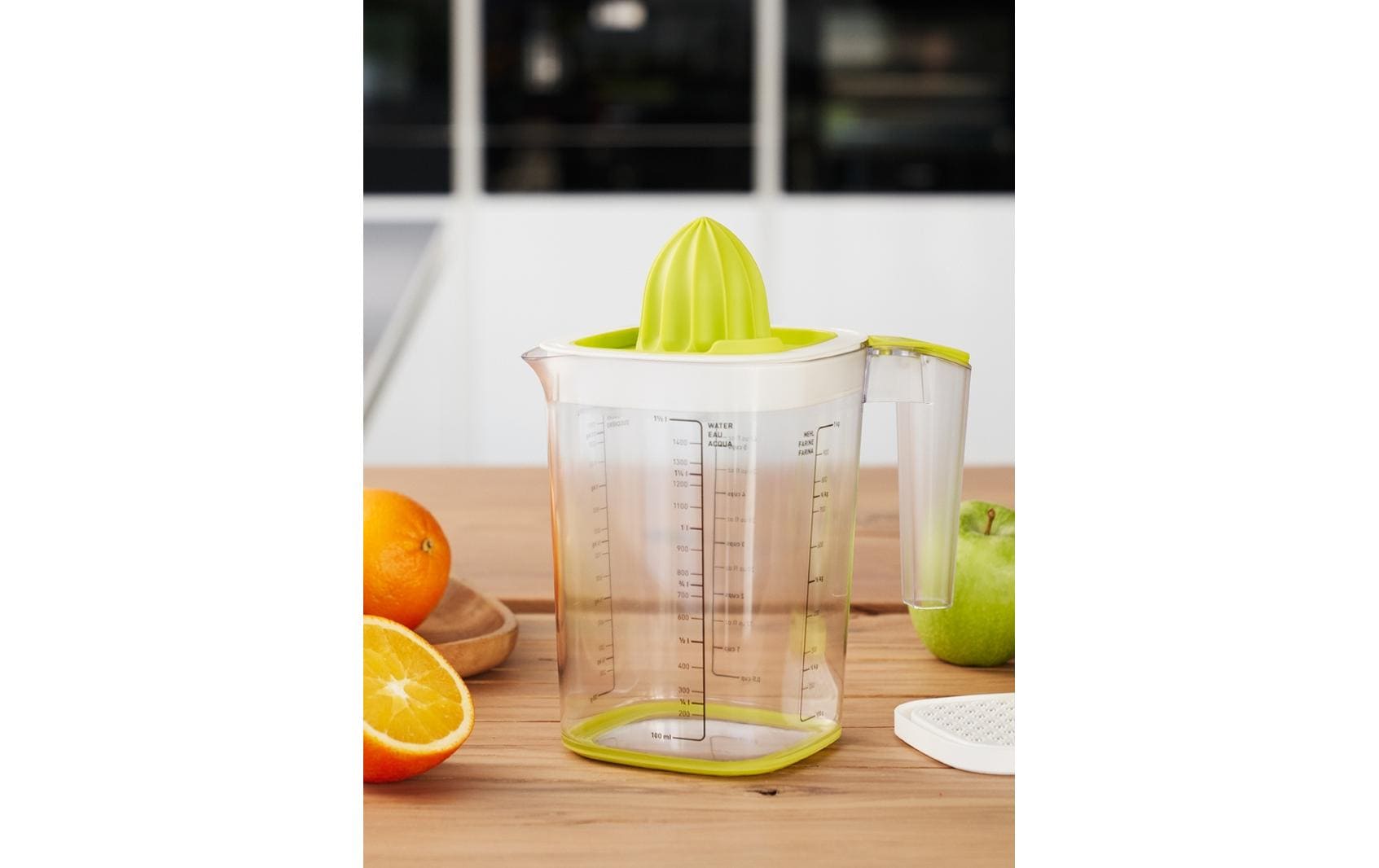 Rotho Messbecher Loft – 1,5 l – mit Deckel, Presse & Reibe – Kunststoff – Weiss