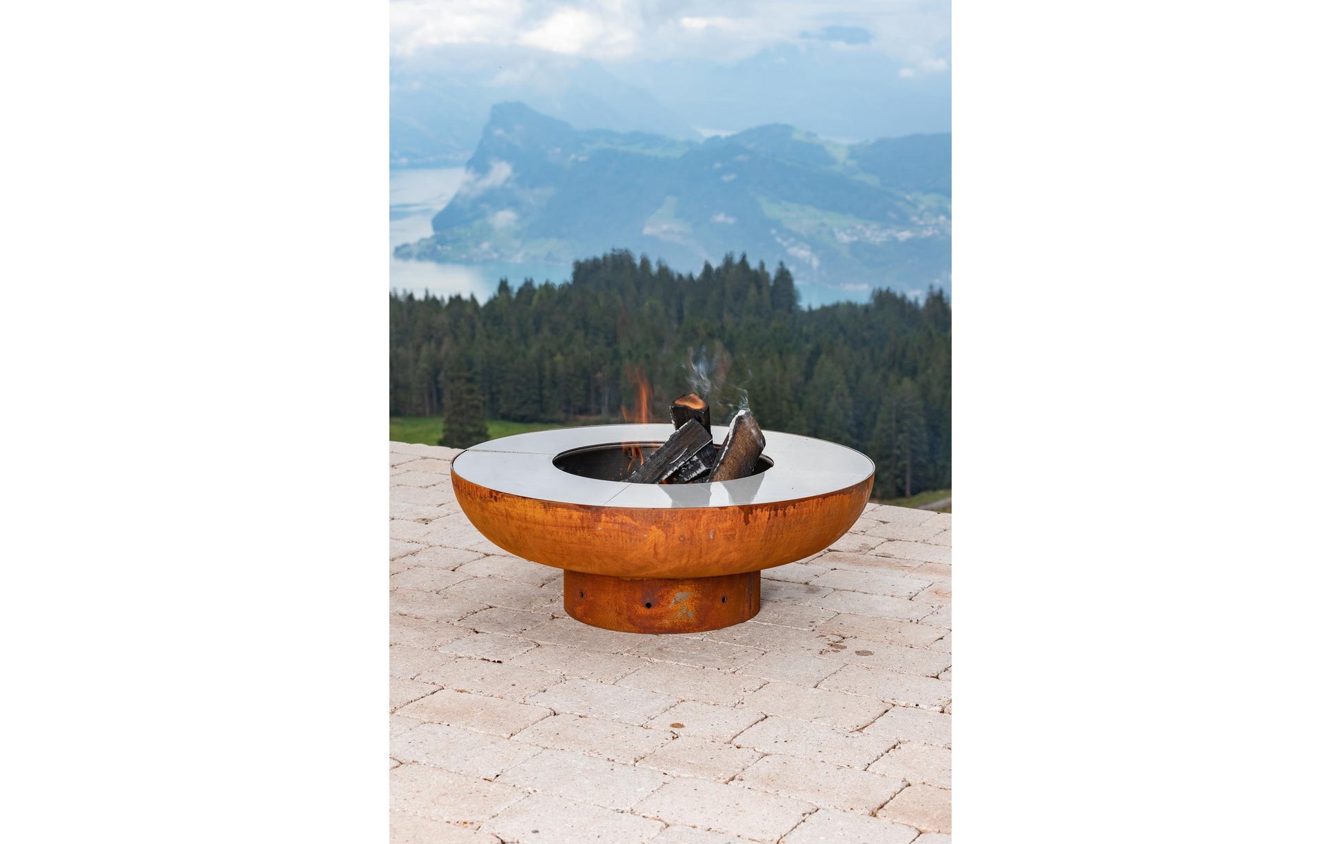 Nouvel Feuerschale – Ø 75 × 31,5 cm – Stahl, rostbraun – mit Grillrost & fixen Seitenablagen