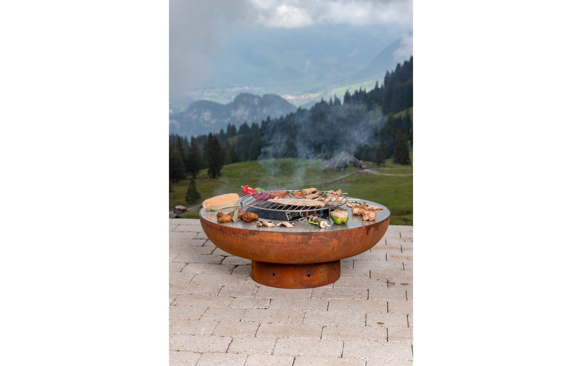 Nouvel Feuerschale – Ø 75 × 31,5 cm – Stahl, rostbraun – mit Grillrost & fixen Seitenablagen