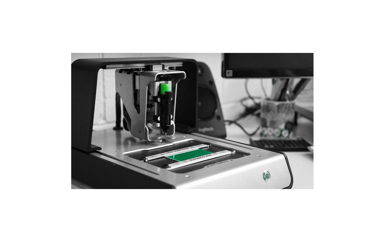 Voltera V-One PCB-Drucker – Gerber (GBR), für Windows 7+ & macOS 10.11+, Schwarz, 25,7 × 20,7 × 39 cm, 7 kg