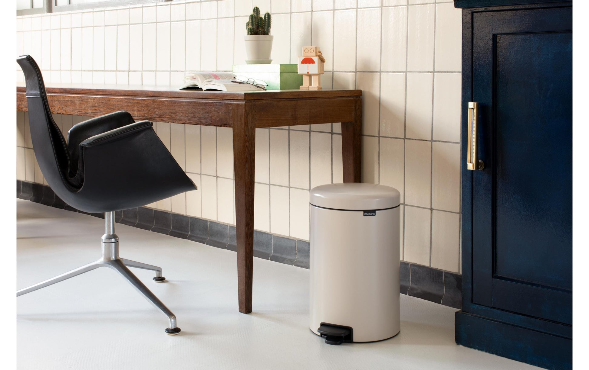 Brabantia NewIcon Papierkorb – 20 l – mit Deckel – Edelstahl – Anti-Rutsch-Basis – Ø 290 × H 467 mm