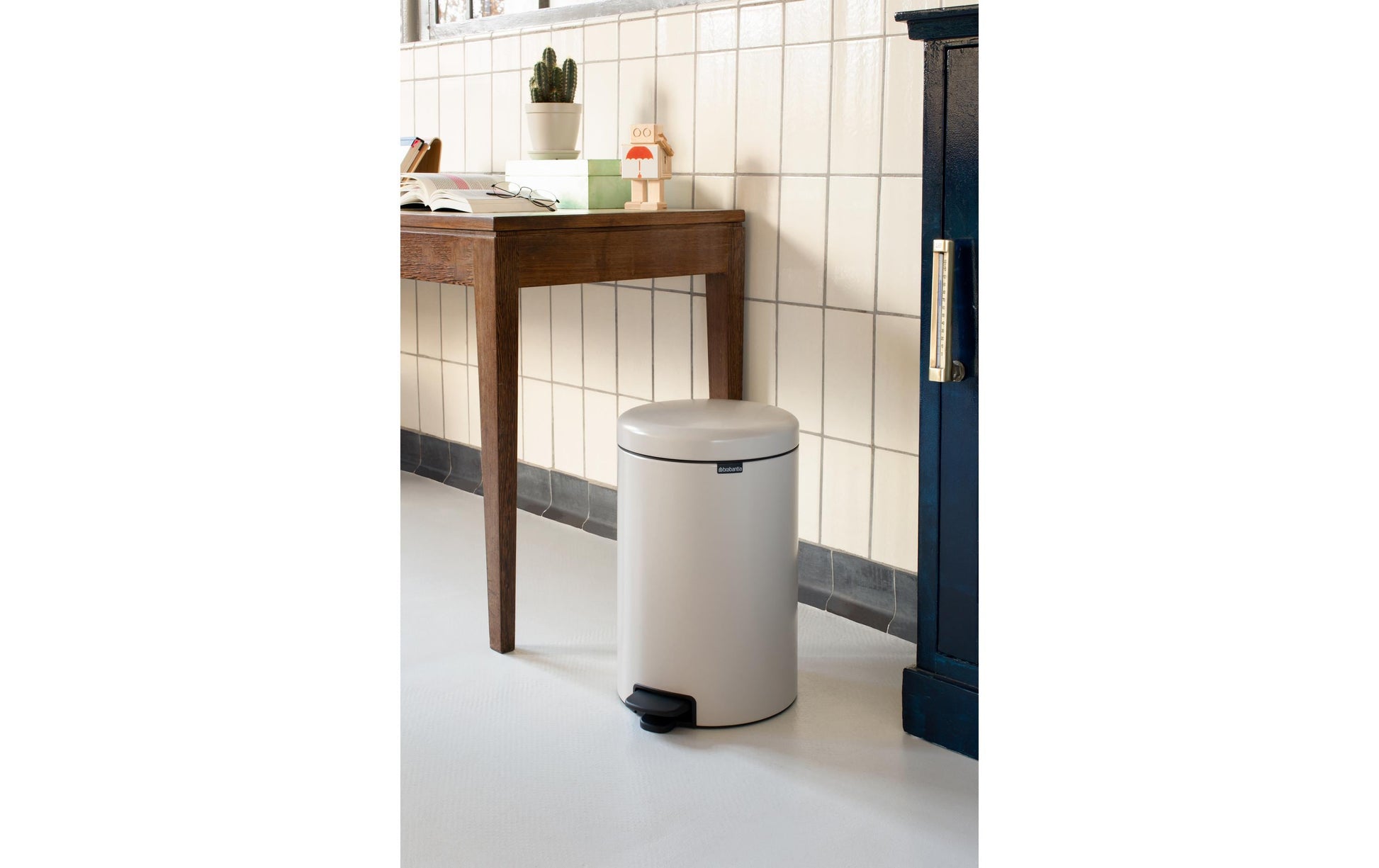 Brabantia NewIcon Papierkorb – 20 l – mit Deckel – Edelstahl – Anti-Rutsch-Basis – Ø 290 × H 467 mm