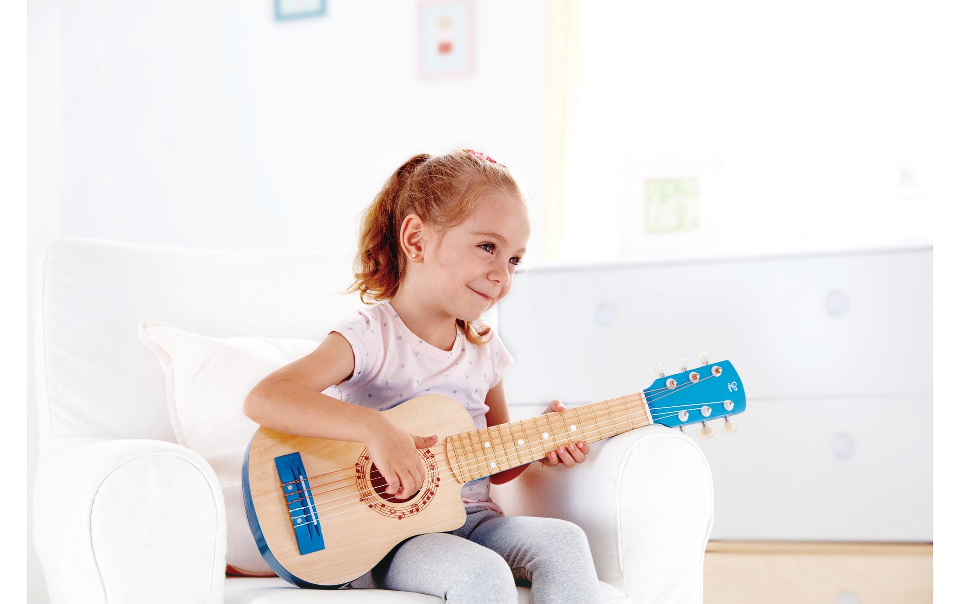 Hape Gitarre Blaue Lagune – ab 3 Jahren – Nylon, Holz – blau