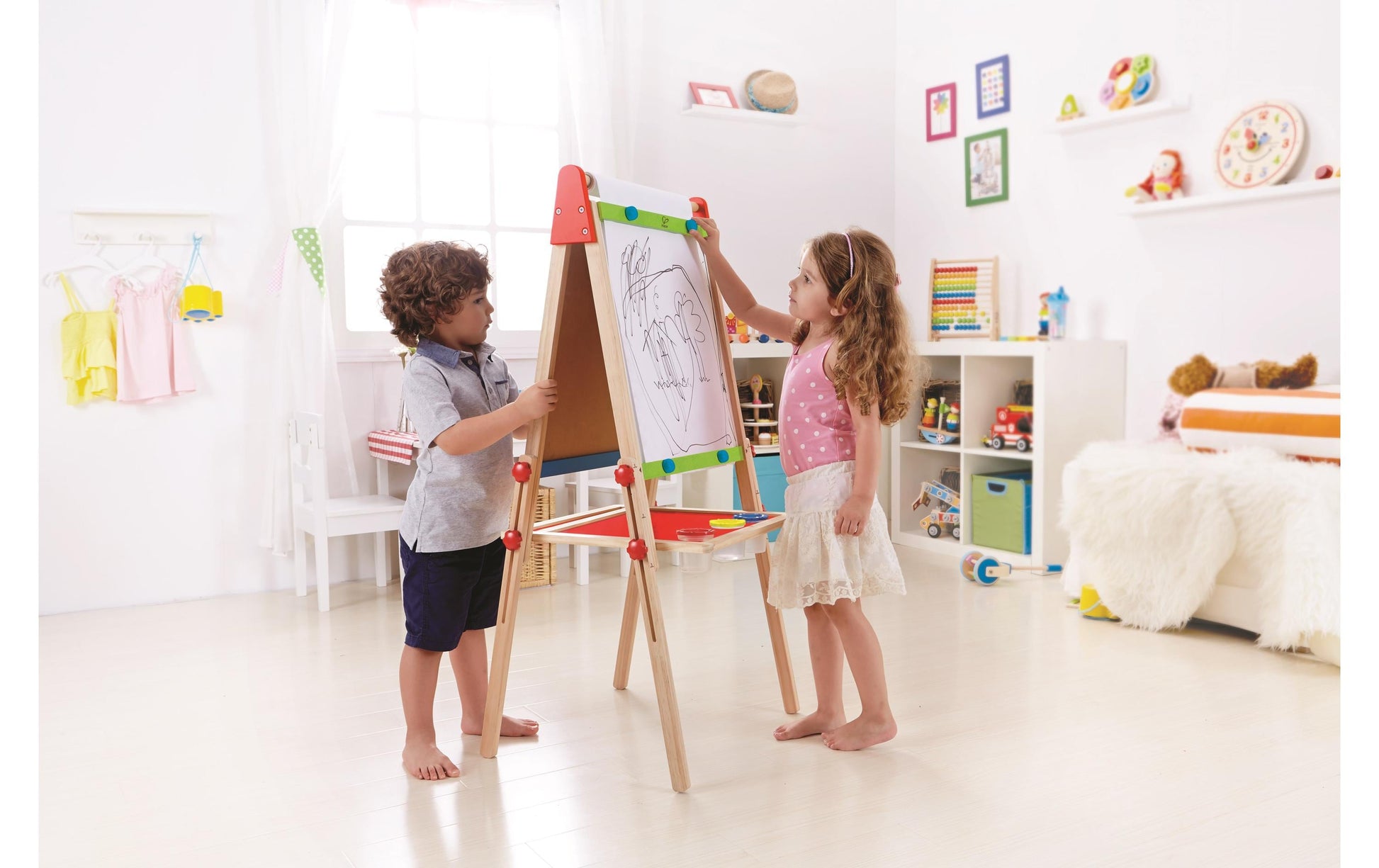 Hape Kinder-Kreidetafel – 550 × 1100 mm – Holz/ABS, mehrfarbig – doppelseitig, magnethaftend, für Kreide