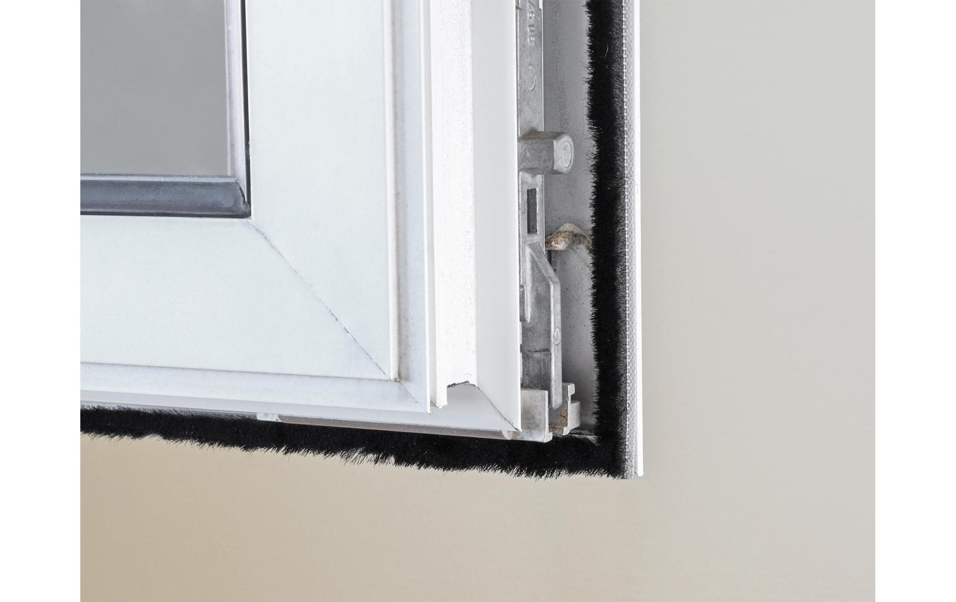 DeLOCK Bürstenstreifen – 5 mm × 5 m, Kunststoff, Schwarz, selbstklebend, für Tür, Fenster
