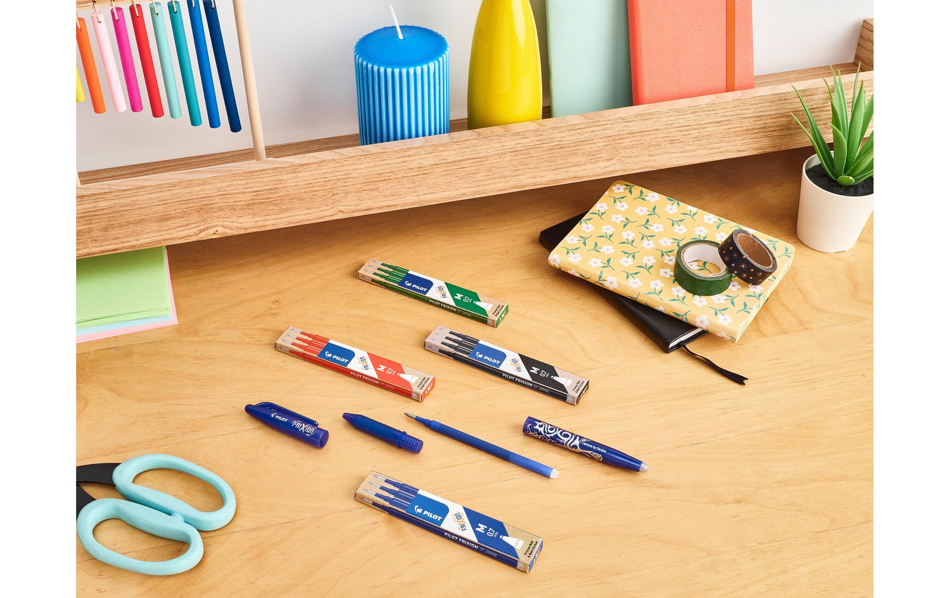 Pilot FriXion Ball – radierbarer Tintenroller-Set, mit Kappe, 0,7 mm, schwarz, für Linkshänder, 4er Etui