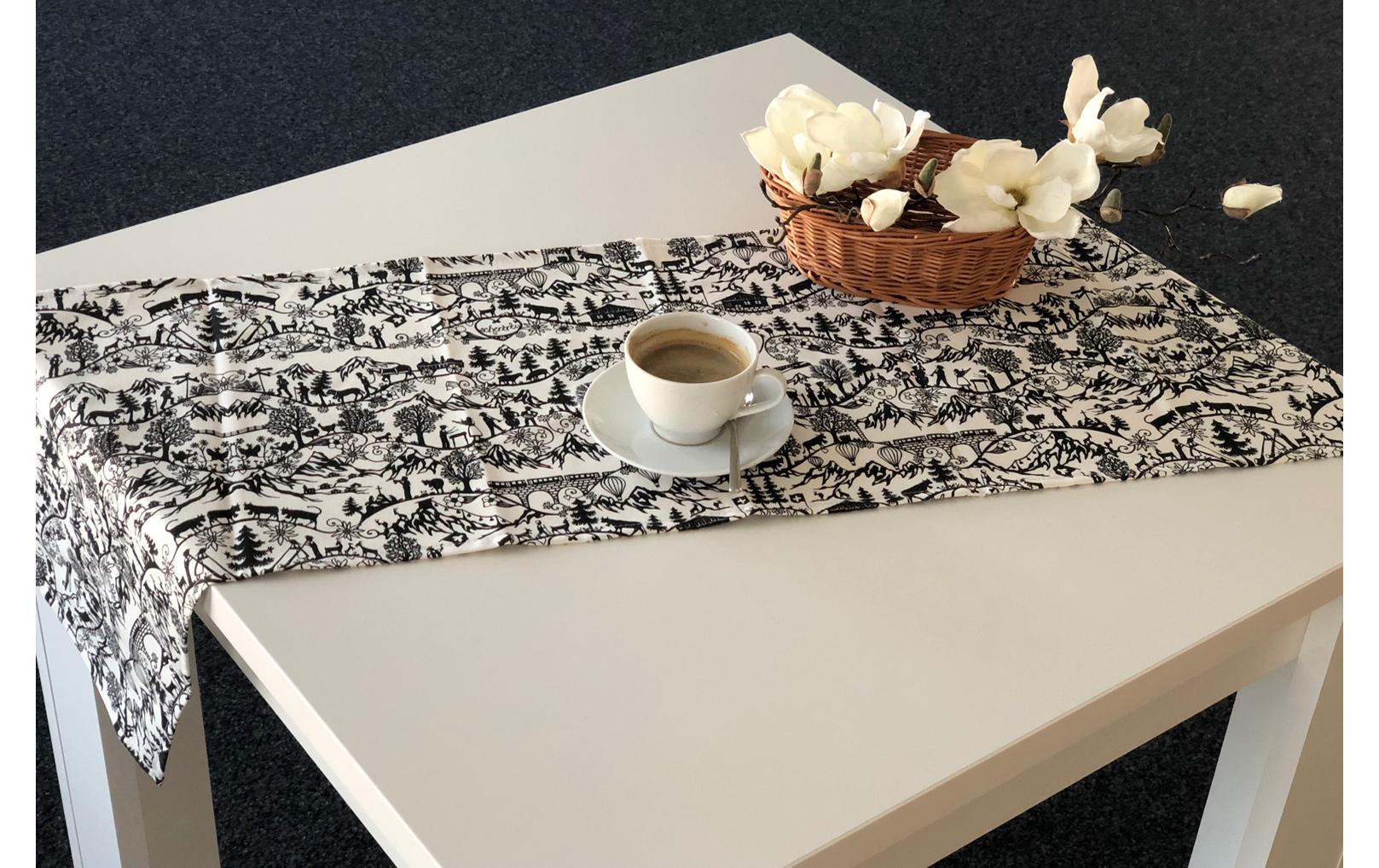 Hubatka Tischläufer – 48×135 cm, Baumwolle, Weiss/Schwarz, Scherenschnitt Landleben