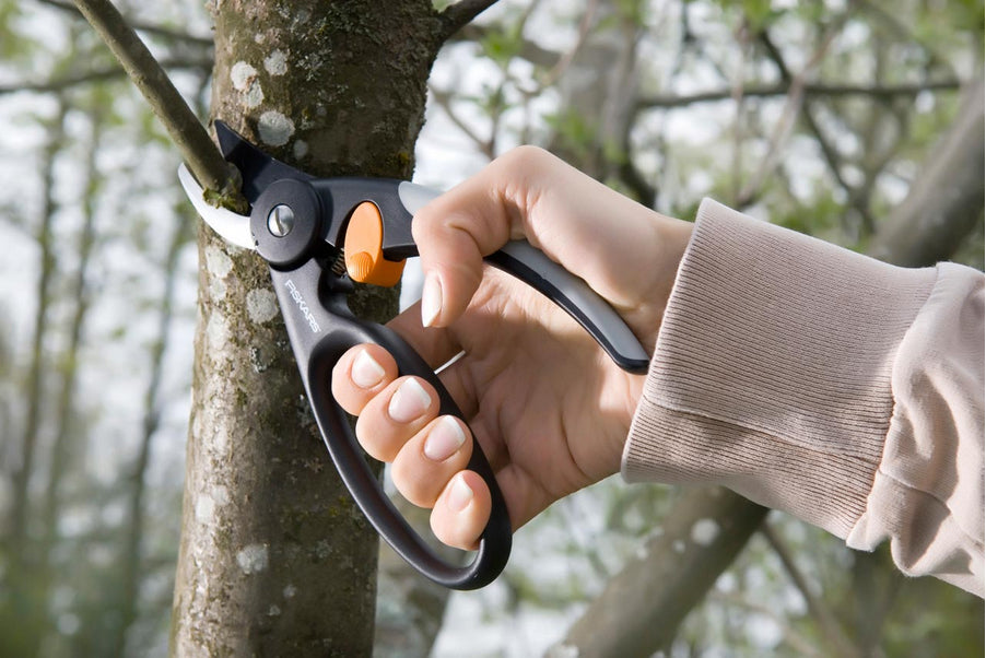 Fiskars Elegance P44 – Bypass-Gartenschere 201 mm, Schnittbreite 20 mm, Sicherheitssperre, Schwarz