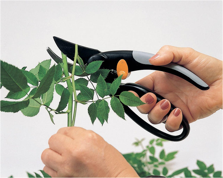 Fiskars Elegance P44 – Bypass-Gartenschere 201 mm, Schnittbreite 20 mm, Sicherheitssperre, Schwarz