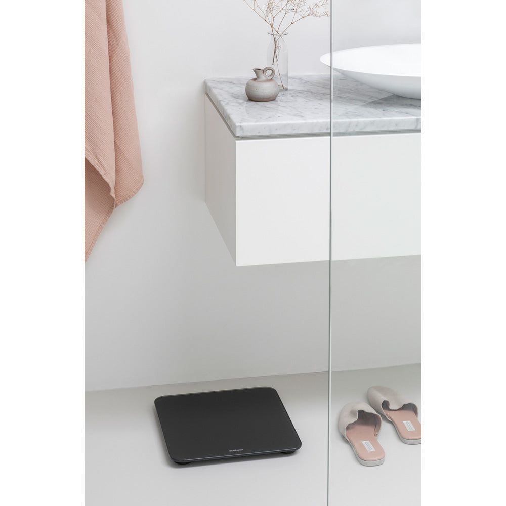 Brabantia Personenwaage – Tragkraft 180 kg, Teilung 100 g, Wiegefläche 30 × 30 cm, Batterie, Sicherheitsglas