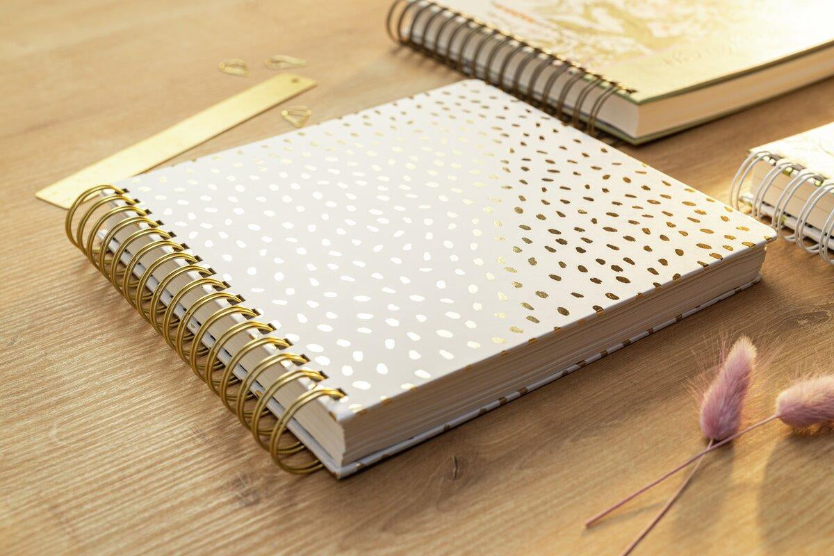 Jolie – Spiral-Notizbuch, 234 × 215 mm, blanko, Spiralbindung, Hardcover, 240 Seiten, 120 g/m² – gold, weiss