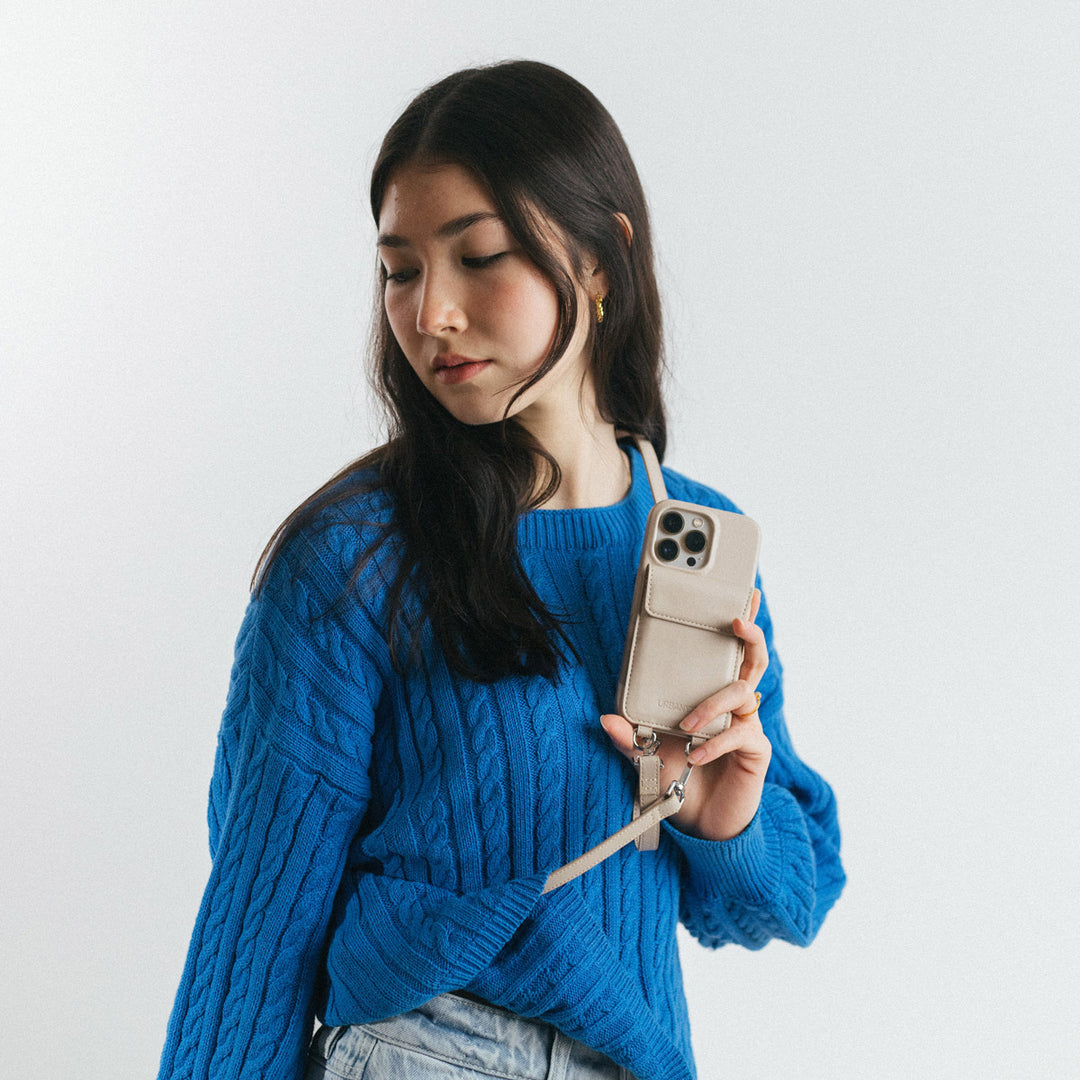 Urbany's Necklace-Hülle Beach Beauty – für Apple iPhone 17 – beige – mit Kartenfach
