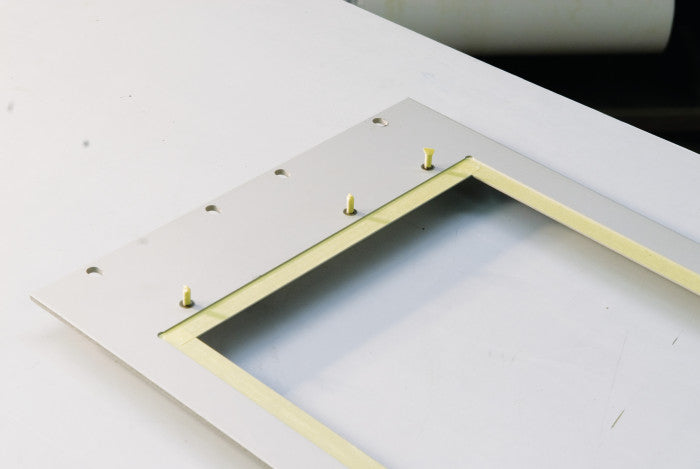tesa Abdeckband Universal – 25 mm × 50 m, beige, für Dispersionsfarben, glatt
