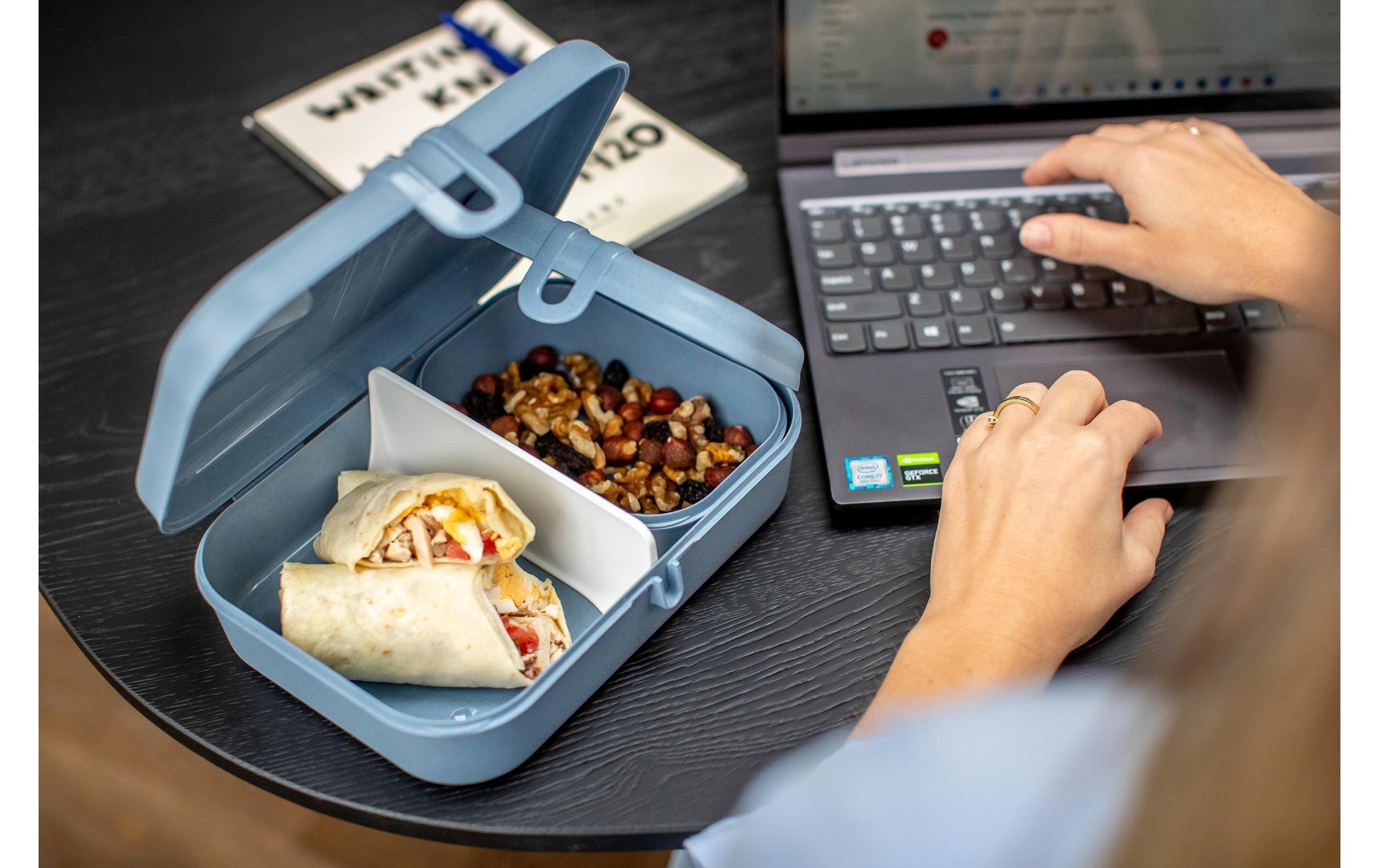 Koziol – Lunchbox 23,2 × 16,6 × 6,2 cm, Biokunststoff, Blau, 2 Fächer