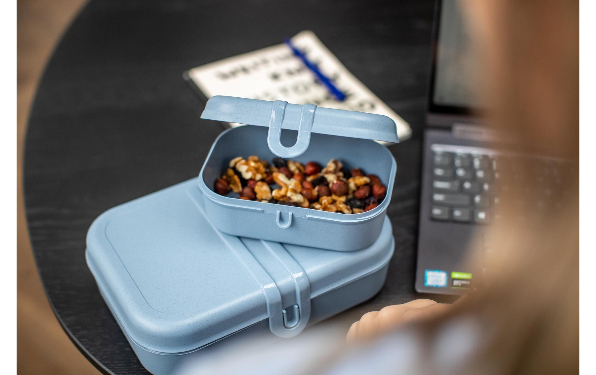 Koziol – Lunchbox 23,2 × 16,6 × 6,2 cm, Biokunststoff, Blau, 2 Fächer