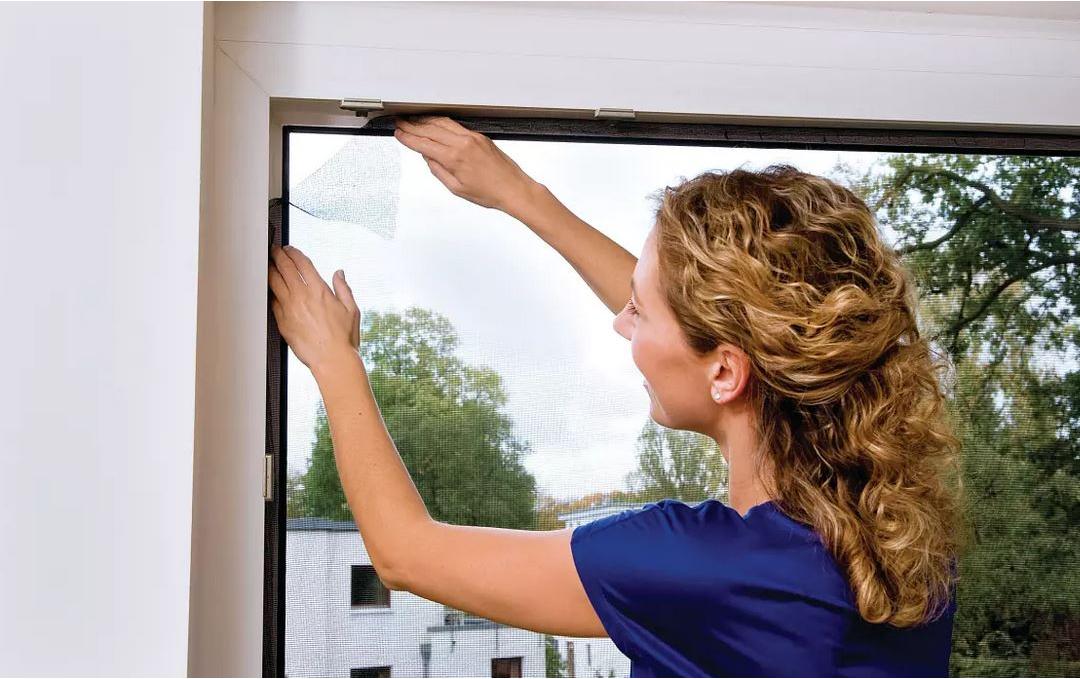 TESA Fenster-Fliegengitter – 110 × 130 cm – anthrazit – für Fluginsekten – 3 Stk.